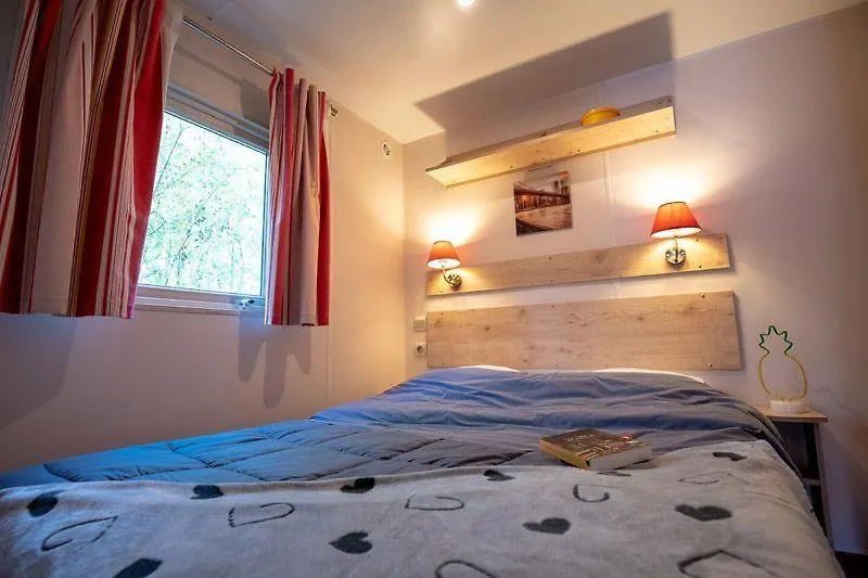 Les Roulottes Du Moulin Hotel Confort-Meilars 0*,  France