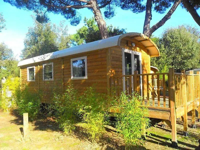 Campsite Les Roulottes Du Moulin Hotel Confort-Meilars