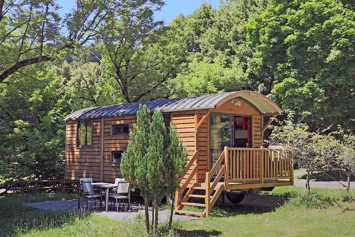 Les Roulottes Du Moulin Hotel Confort-Meilars 0*,  France